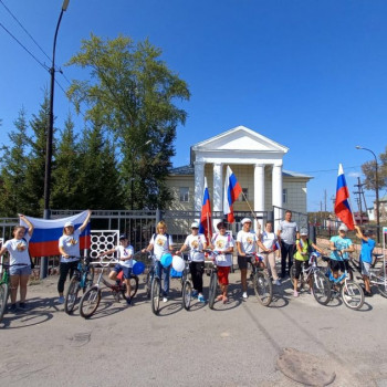 В День российского флага по всей стране проходят флешмобы, автопробеги, спортивные состязания